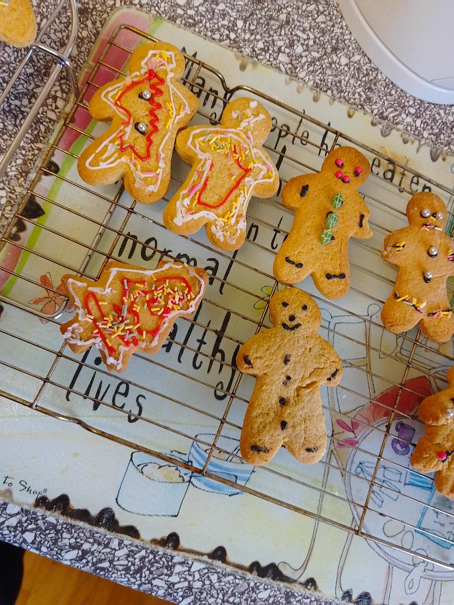 everydaycareuk's tweet photo. Christmas activities have begun at our Wellbeing Centres 💜🎄

Rowan Croft has started getting in the festive spirit with baking and card making! The customers love making things to gift to their loved ones over Christmas 🎁

#ChristmasSpirit #Gift #Daycare https://t.co/c4X6KIkCEY