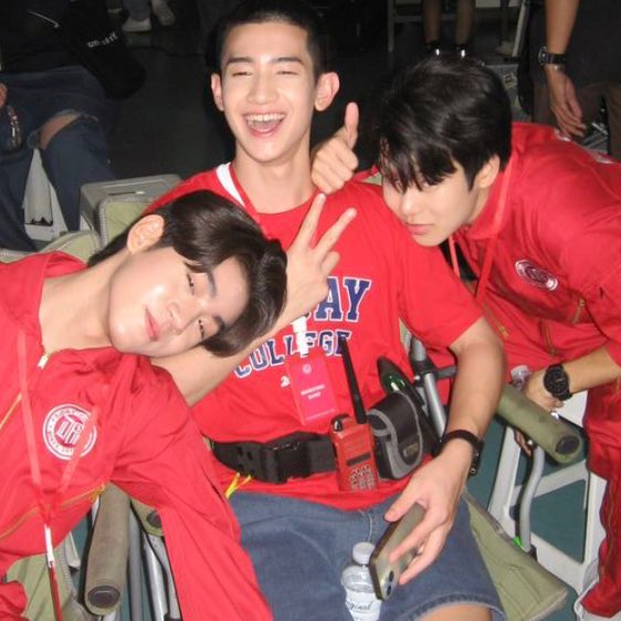 itsleesn's tweet photo. นี่น่ะหรอพาวเวอร์พัฟเกิร์ล https://t.co/muWrGeT2Jr