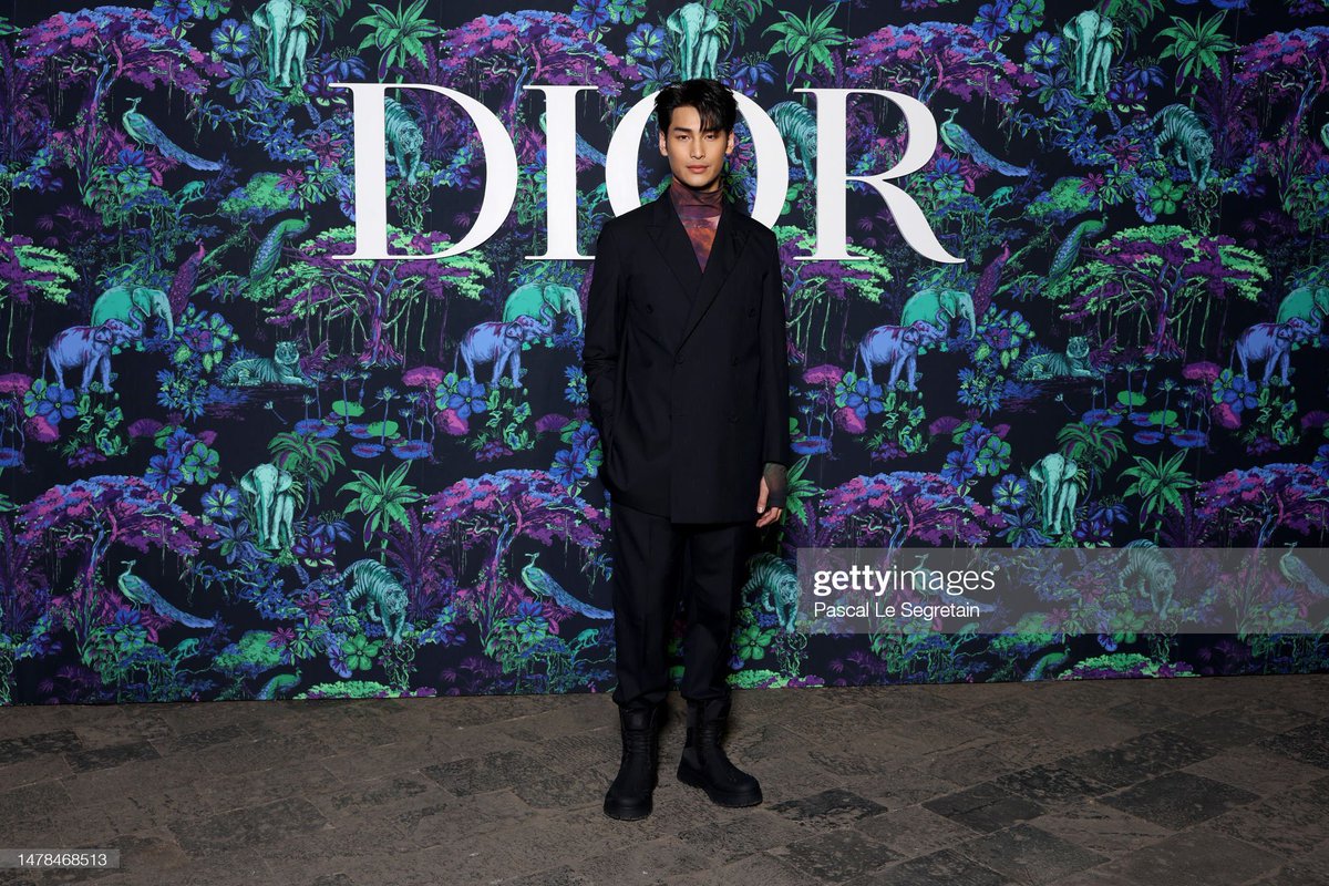Foon555XApo555's tweet photo. Dior Pre-Fall 2023
ApoNattawin & HH Maharaja Sawai Padmanabh Singh of Jaipur front row at the Dior Pre-Fall 2023 show on March 30, 2023 in Mumbai, India.
@Dior #DiorFall23 #DiorXApo
#ApoNattawin @Nnattawin1
#GatewayofIndia https://t.co/IxA2p2STVM