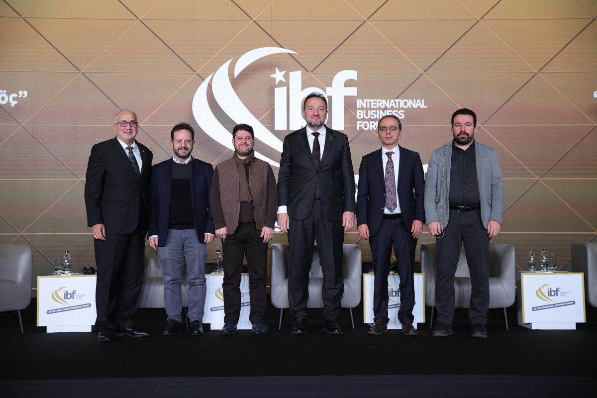 Tarihi ve Aktüel Olgularıyla Türkiye’deki Göç Gerçeği başlıklı ikinci oturum, IBF Başkan Yardımcısı Gazi Mısırlı moderatörlüğünde, İstanbul Medipol Üniversitesi Öğretim Üyesi Prof. Dr. Berat Özipek, Necmettin Erbakan Üniversitesi Öğretim Üyesi Prof. Dr. Ahmet Koyuncu, İstanbul