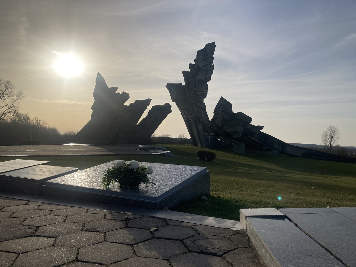 #OTD Gemeinsames Erinnern: Heute haben wir mit unseren Studierenden <a href="/LMU_Muenchen/">Universität München</a> und den Mitarbeitenden der Gedenkstätte Fort IX den am 25.11.1941 in Kaunas getöteten Jüdinnen und Juden aus München gedacht – allein 13 Kinder unseres Klassenfoto-Projekts wurden hier ermordet.