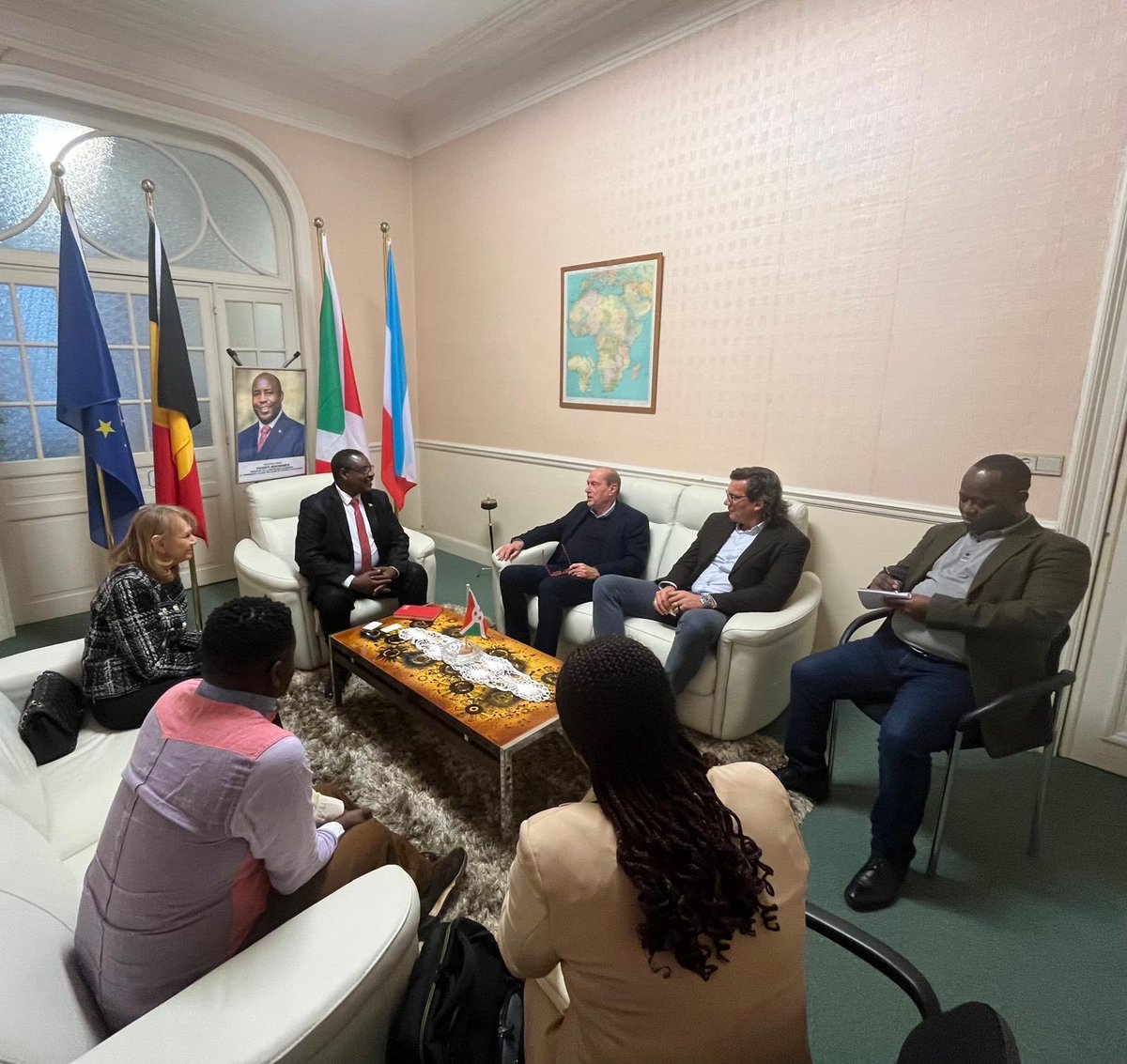NtahirajaThren1's tweet photo. Ravi d’accueillir la délégation conduite par Mr Claudio Siffredi, Président de la société STARDUST. Nos échanges ont porté sur le projet de cette société relatif à la coopération entre le Burundi 🇧🇮 et la Principauté de Monaco 🇲🇨 ⁦@NtareHouse⁩ ⁦@DIASPORANDUNDI⁩ https://t.co/KC79HvW2Cl