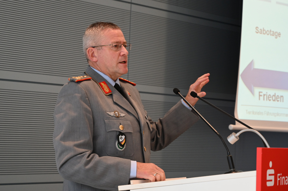 staedtetag's tweet photo. Operationsplan Deutschland: Wie müssen sich Bund, Länder und Kommunen auf einen Verteidigungsfall gemeinsam vorbereiten? Generalleutnant André Bodemann & Ministerialdirektorin Dr. Jessica Däbritz diskutierten darüber heute in #Berlin mit rund 80 Vertreter/innen der Kommunen. https://t.co/lNCzaiIulg