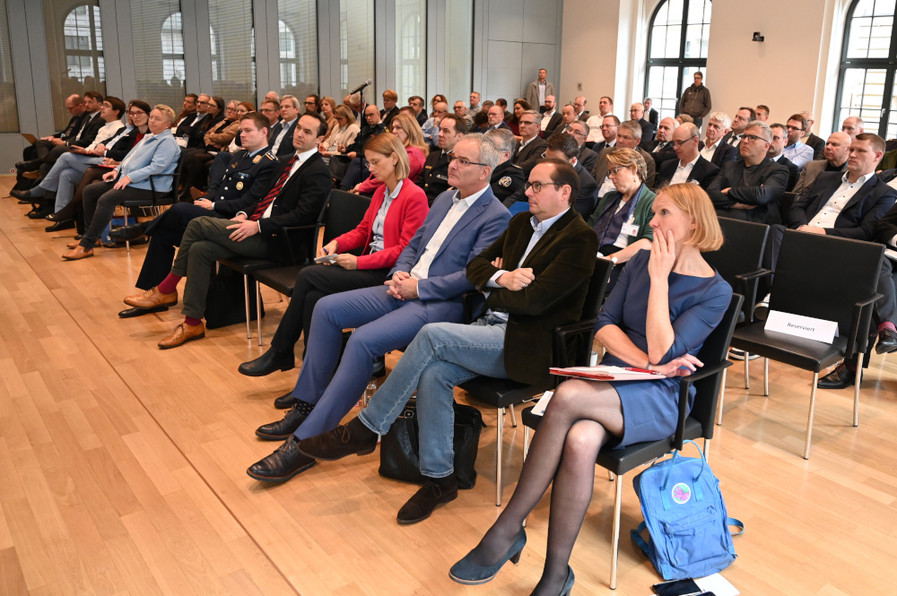 staedtetag's tweet photo. Operationsplan Deutschland: Wie müssen sich Bund, Länder und Kommunen auf einen Verteidigungsfall gemeinsam vorbereiten? Generalleutnant André Bodemann & Ministerialdirektorin Dr. Jessica Däbritz diskutierten darüber heute in #Berlin mit rund 80 Vertreter/innen der Kommunen. https://t.co/lNCzaiIulg