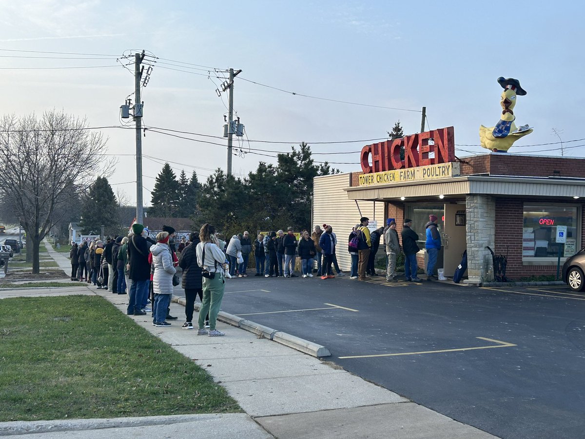 It’s turkey time at Tower Chicken Farm! 🦃🦃 

A long line of people are waiting to purchase their fresh turkey for the Thanksgiving holiday, for many it’s an annual tradition.