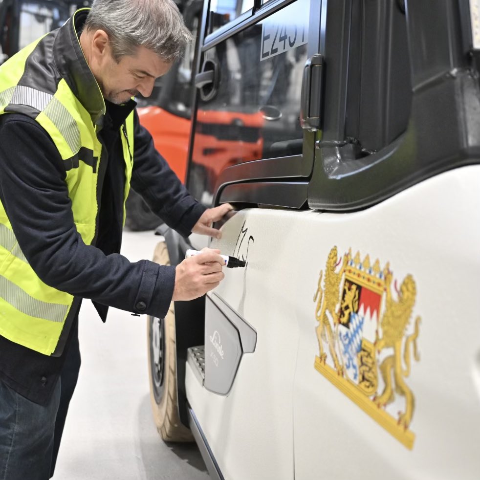 Markus_Soeder's tweet photo. Ein Industrie-Champion in #Unterfranken: Werksrundgang bei #Linde Material Handling in #Aschaffenburg. Hier entstehen in beeindruckender Präzision und Detailgenauigkeit #Gabelstapler in Perfektion. Wir brauchen dringend eine andere #Wirtschaftspolitik, die auf Erfolg und Leistung setzt. #Bayern geht voran und setzt auf #Hightech-Förderung und den Ausbau der Hochschullandschaft, um heimische Wirtschaft und Industrie zu stärken. Statt Subventionen für wenige Großkonzerne brauchen wir weniger Bürokratie und weniger Steuerlast für alle. Den Mitarbeiterinnen und Mitarbeitern von Linde weiterhin viel Erfolg. Ihr leistet tolle Arbeit!