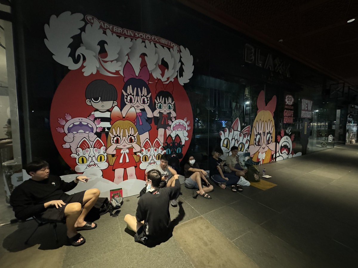 toysrevil's tweet photo. (1/3)
#GRAPEBRAIN in Singapore for #GRIPON at #BLAXK (Night before opening) with pics via @RAGE_ERADA!

Find out more about the event on #TOYSREVIL: https://t.co/RnFQXdo4M5

Exhibits thru 1st week of January 2025!

#toynews
#toysblog
#golocalsg https://t.co/t0SKtrIY4H