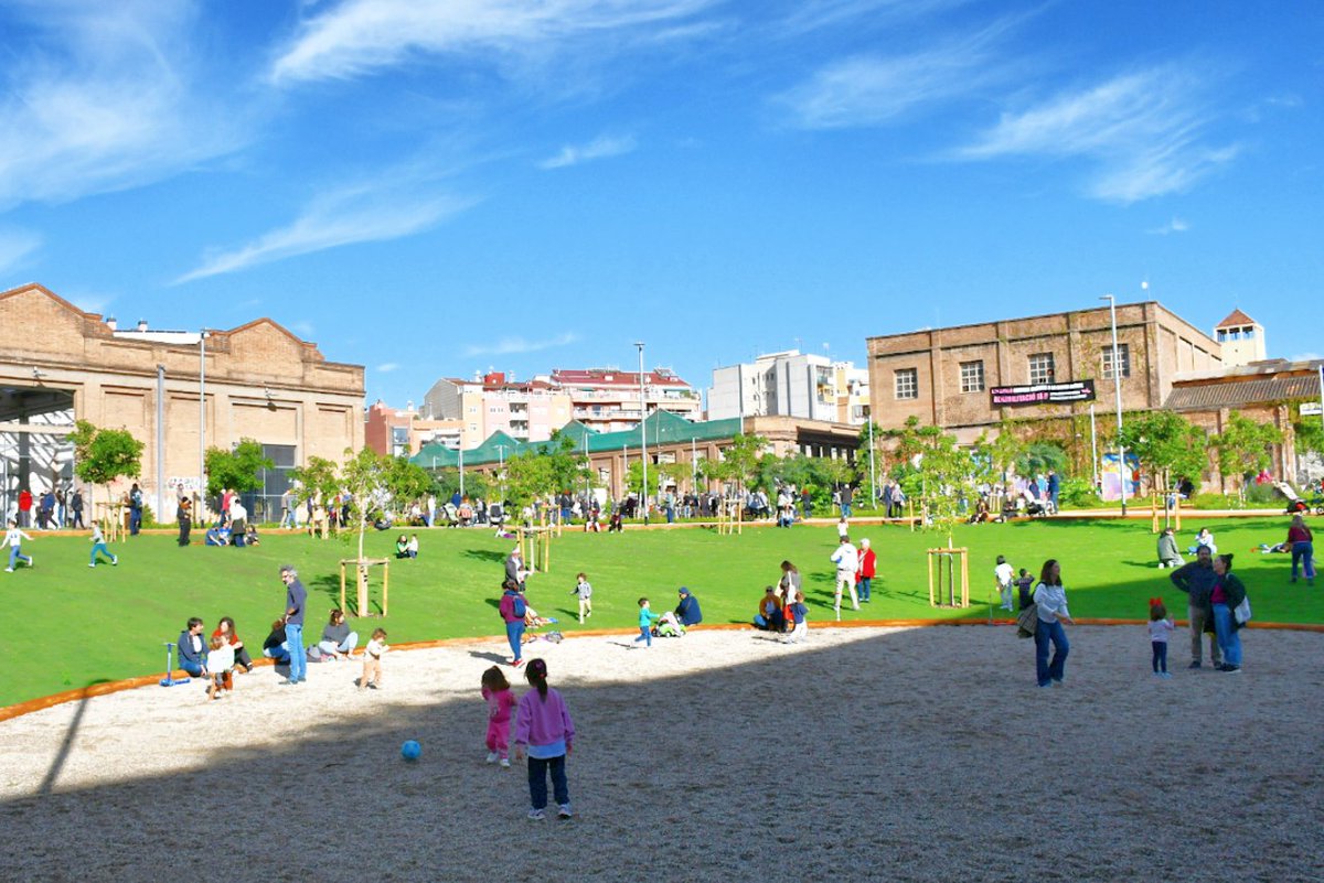 BCN_SantsMont's tweet photo. 🌱 Dissabte es va obrir el nou parc de #CanBatlló, amb 29.000 m2 de zona verda i espais d’estada i esbarjo.

💧 Al nou pulmó verd de #laBordeta hi ha 486 arbres i prop de 9.000 plantes que es reguen des del nou dipòsit d'aigua freàtica.

🌳 https://t.co/NCYm5Yetxj #laBordeta https://t.co/36B5vFvYb4
