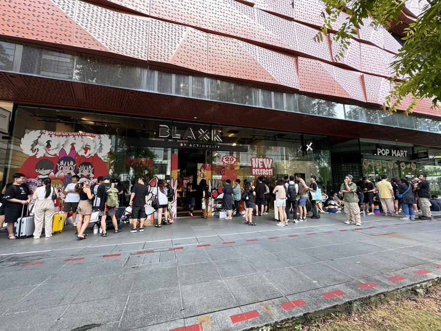 toysrevil's tweet photo. @RAGE_ERADA (2/3)
#GRAPEBRAIN in Singapore for #GRIPON at #BLAXK with pics via @RAGE_ERADA! Massive queues, artist signing &amp; live art demo!

Find out more about the event on #TOYSREVIL: https://t.co/RnFQXdo4M5

Exhibits thru 1st week of January 2025!

#toynews
#toysblog
#golocalsg https://t.co/61ZElHKwVj