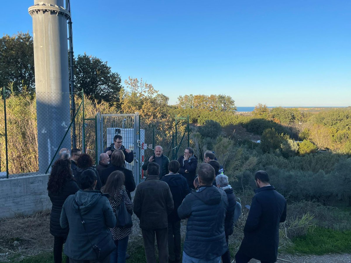 INWIT_Official's tweet photo. 🌳 Si è conclusa la tappa a #Pollutri della campagna "I Cantieri della Transizione Ecologica" di @Legambiente. Sono stati presentati i risultati del primo anno di collaborazione tra #INWIT e #Legambiente sul monitoraggio degli incendi e della qualità dell'aria nelle aree protette e nei #parchi.

I risultati evidenziano il valore della tecnologia come alleata nella tutela di #ambiente e #biodiversità:
✅ Prevenzione incendi: 15 allerte rilevate da videocamere smart su 5 torri, coprendo un’area di 80 km²
✅ Monitoraggio della qualità dell’aria: medie di PM10 sotto i limiti di legge in sei comuni

➡️https://t.co/7xTXTJRkrG