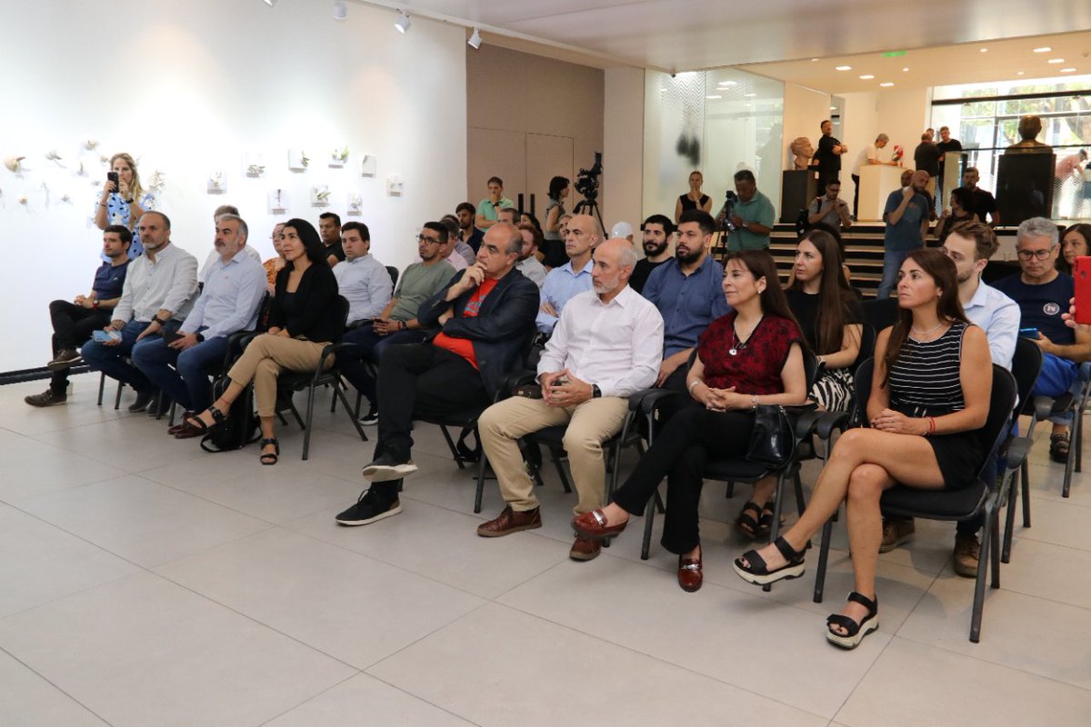 🤖 Con el objetivo de modernizar y agilizar los procesos administrativos, la Municipalidad de la Ciudad de Mendoza lanzó una innovadora iniciativa basada en el uso de inteligencia artificial (IA). 

+