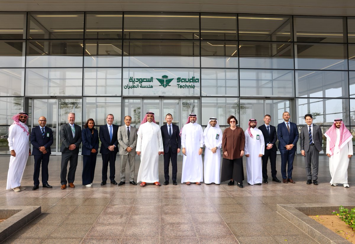 SaudiaGroup's tweet photo. التقى معالي مدير عام #مجموعة_السعودية المهندس إبراهيم العُمر بالرئيس التنفيذي لـ @airfranceklm السيد بنجامين سميث والوفد المرافق له، حيث تضمن الاجتماع بحث جملة من المواضيع المتعلقة بتطوير قطاع الطيران وسبل تعزيز العلاقات بين الجانبين. https://t.co/RQMkrjG7VK