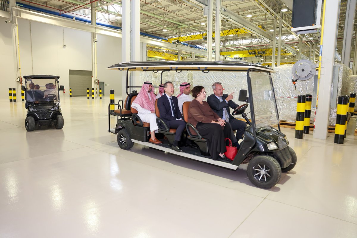 SaudiaGroup's tweet photo. التقى معالي مدير عام #مجموعة_السعودية المهندس إبراهيم العُمر بالرئيس التنفيذي لـ @airfranceklm السيد بنجامين سميث والوفد المرافق له، حيث تضمن الاجتماع بحث جملة من المواضيع المتعلقة بتطوير قطاع الطيران وسبل تعزيز العلاقات بين الجانبين. https://t.co/RQMkrjG7VK