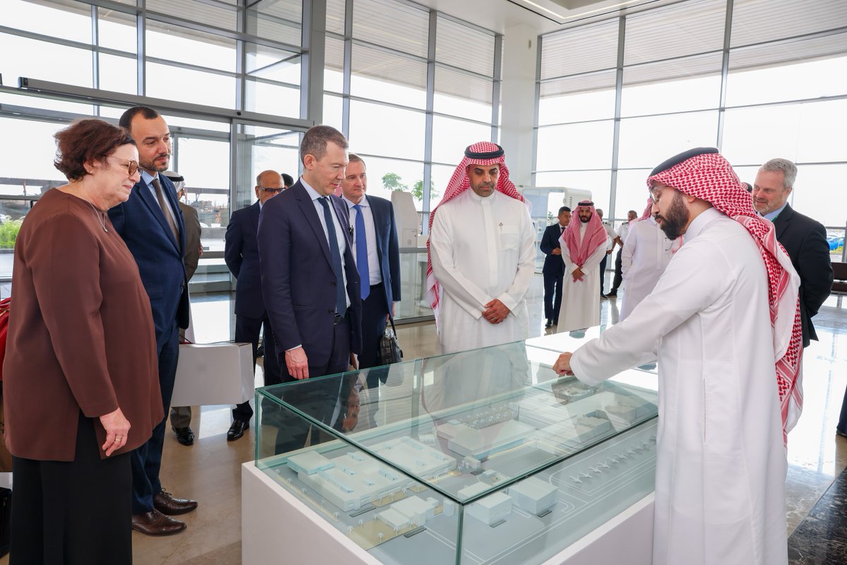 SaudiaGroup's tweet photo. التقى معالي مدير عام #مجموعة_السعودية المهندس إبراهيم العُمر بالرئيس التنفيذي لـ @airfranceklm السيد بنجامين سميث والوفد المرافق له، حيث تضمن الاجتماع بحث جملة من المواضيع المتعلقة بتطوير قطاع الطيران وسبل تعزيز العلاقات بين الجانبين. https://t.co/RQMkrjG7VK