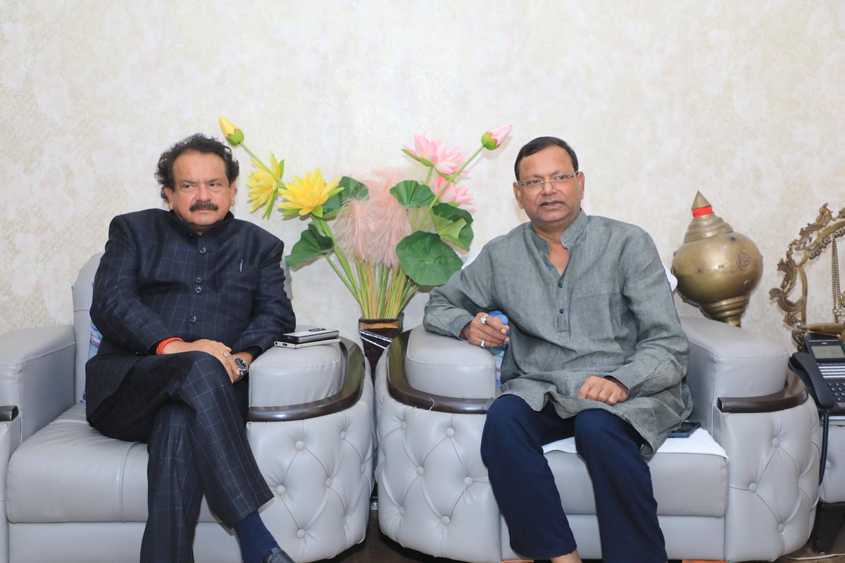 mppchaudhary's tweet image. आज आगरा के लोकप्रिय सांसद एवं केंद्रीय मंत्रिमंडल में मेरे साथी श्री एस.पी. सिंह बघेल जी ने दिल्ली स्थित आवास पर शिष्टाचार भेंट की। 

इस दौरान संसद के मानसून सत्र और जनहित से जुड़े विभिन्न महत्वपूर्ण मुद्दों पर चर्चा हुई।

@spsinghbaghelpr 

#PankajChaudhary #SPSinghBaghel