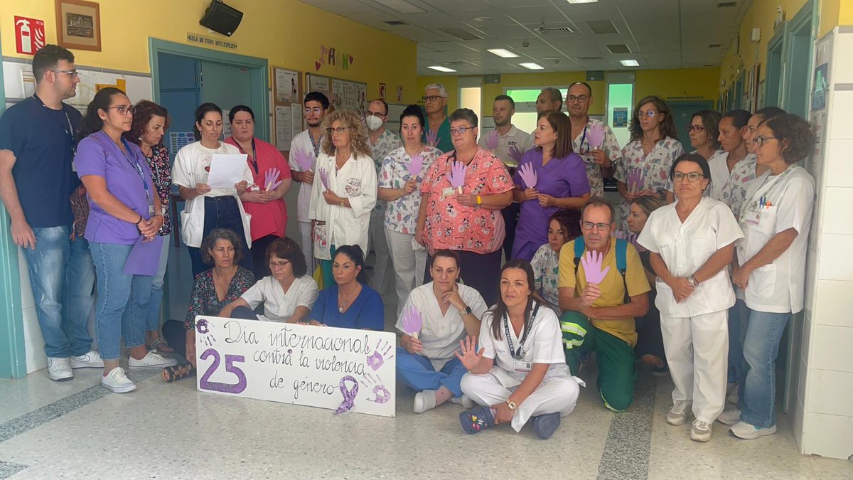 SanidadGobCan's tweet photo. 📸Esta mañana, profesionales del Centro de Salud de Gran Tarajal leyeron un manifiesto con motivo del Día Internacional para Eliminar la Violencia contra la Mujer 🟪 https://t.co/fJUDEYHyMc
