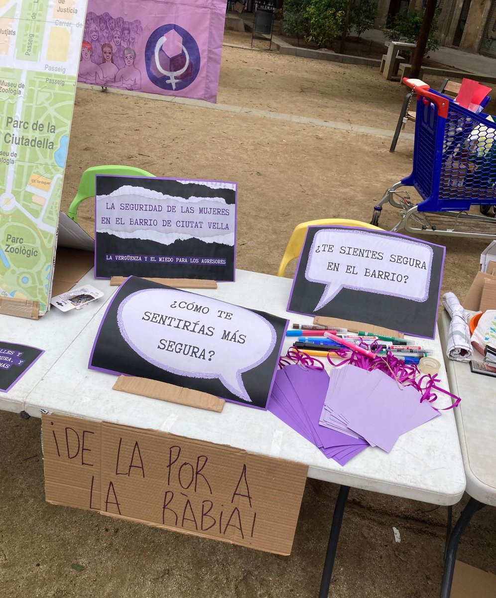 CreuRoja_Salut's tweet photo. Tot un barri cridant, prou a la violència masclista! Donem veu a totes les dones que ja no estan i aquelles que pateixen violència. La vergonya i la por pels agressors.

#25N @CreuRojaCAT @FundacionAdsis @fundaciobayt #donescascantic #CasCreuRoja https://t.co/6iua1uLu3A