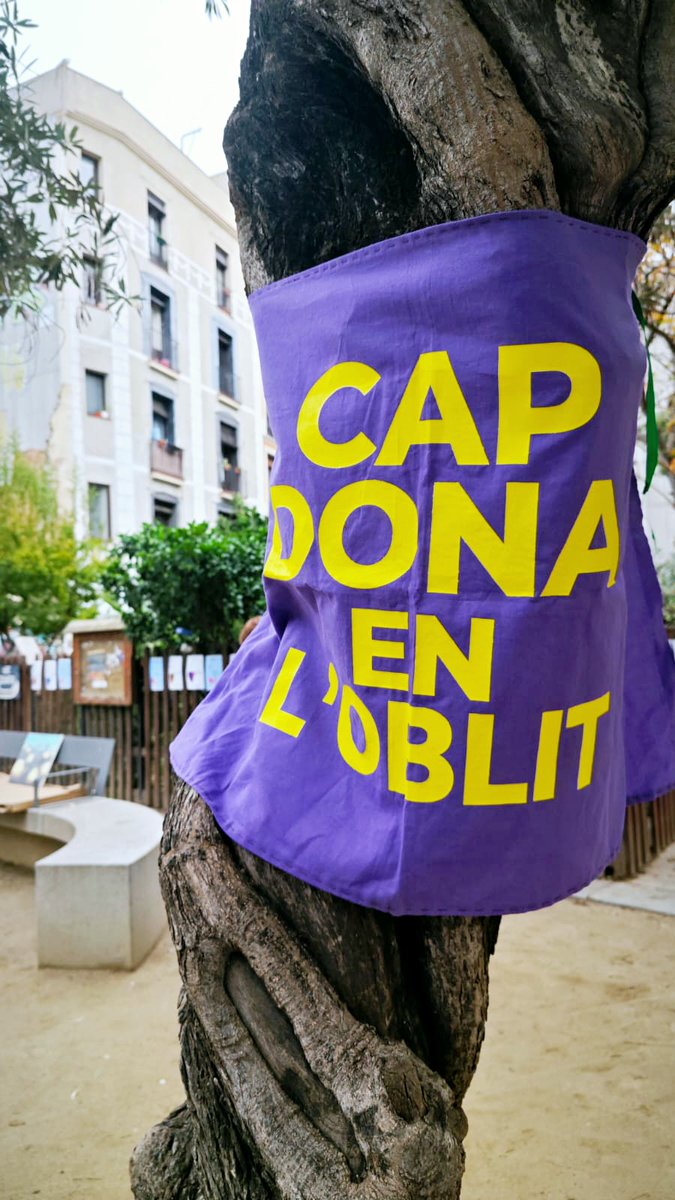 CreuRoja_Salut's tweet photo. Tot un barri cridant, prou a la violència masclista! Donem veu a totes les dones que ja no estan i aquelles que pateixen violència. La vergonya i la por pels agressors.

#25N @CreuRojaCAT @FundacionAdsis @fundaciobayt #donescascantic #CasCreuRoja https://t.co/6iua1uLu3A