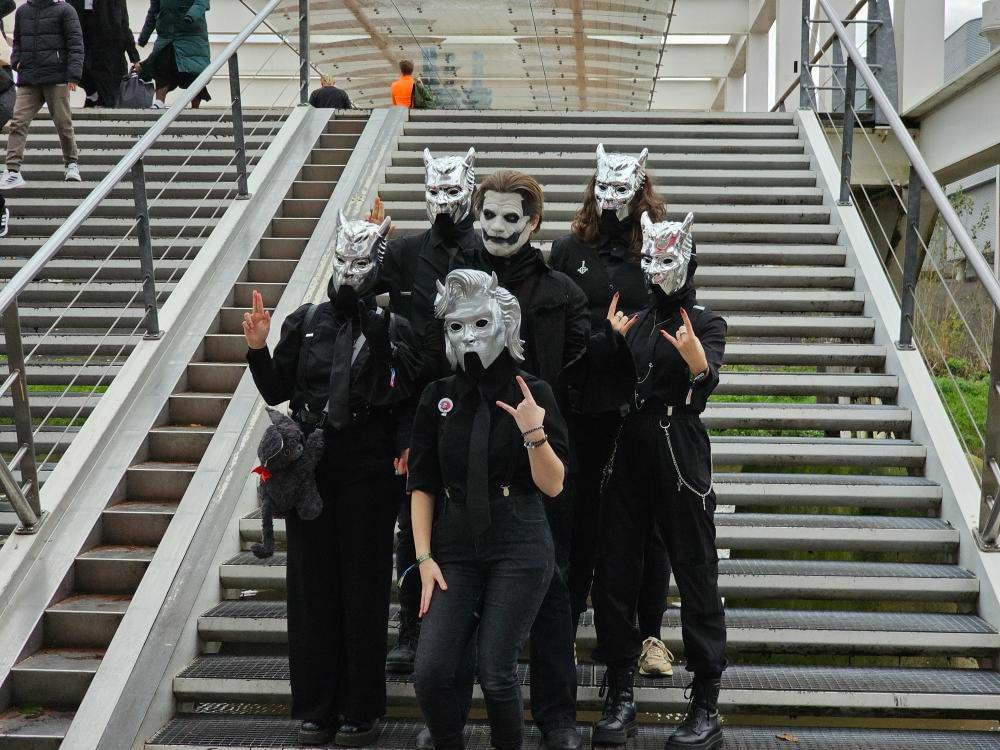 i went to comic con this winter edition and met up with my friend cumulus!! <3 there were ghost meetups and both the days and i had the time of my life with y'all, along with people asking for pictures and the compliments i gotten on my mask, thank you for the great time DHCC <3