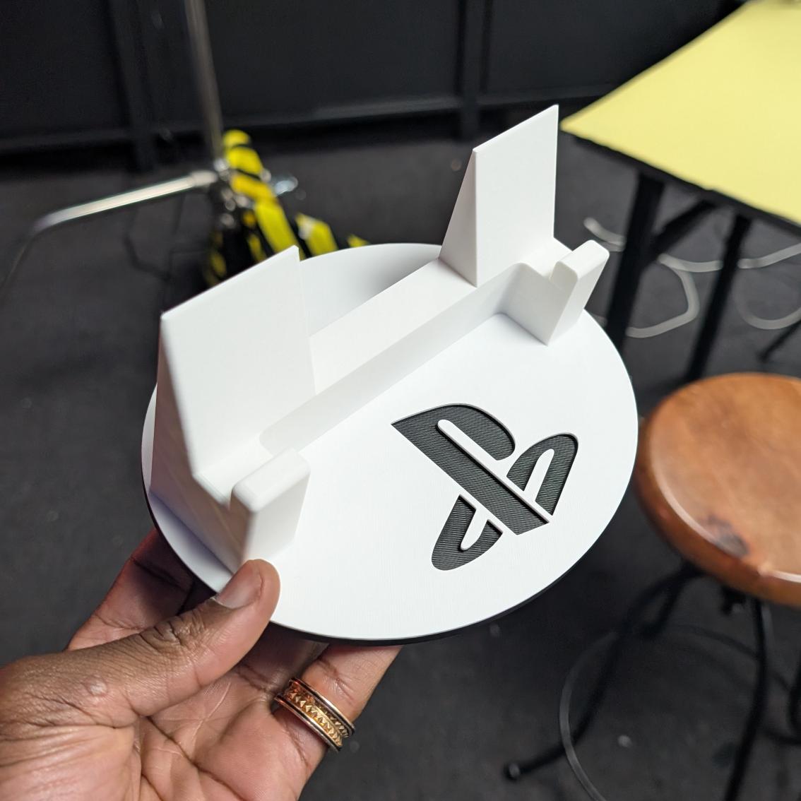 GadgetsBoy's tweet photo. Printed a stand for my PS Portal 😀 https://t.co/Ajn3hi34uI