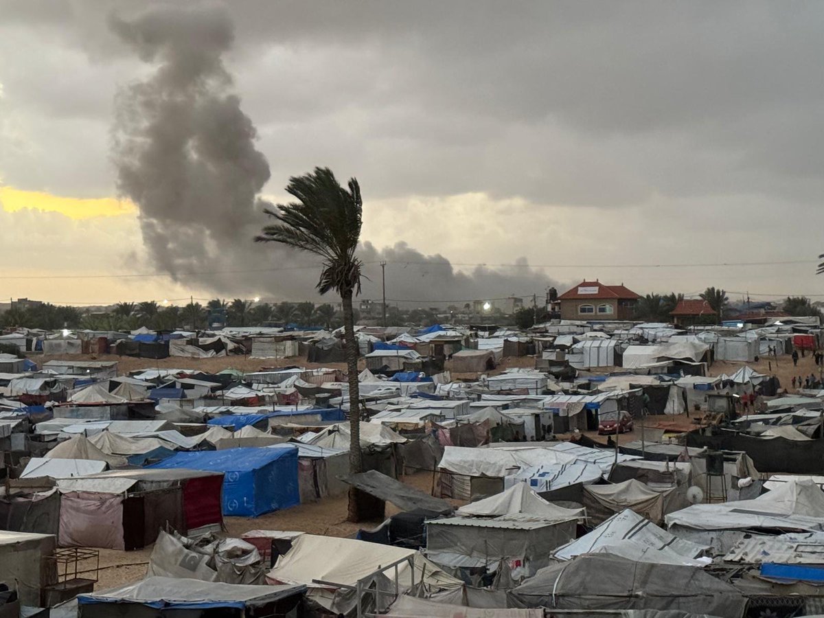 ochaopt's tweet photo. Winter has arrived in Mawasi, #Gaza.
Sand has turned to mud, the wind is relentless, and the bombings continue to shatter lives.
#EndTheAtrocities https://t.co/0H07sfGP9h