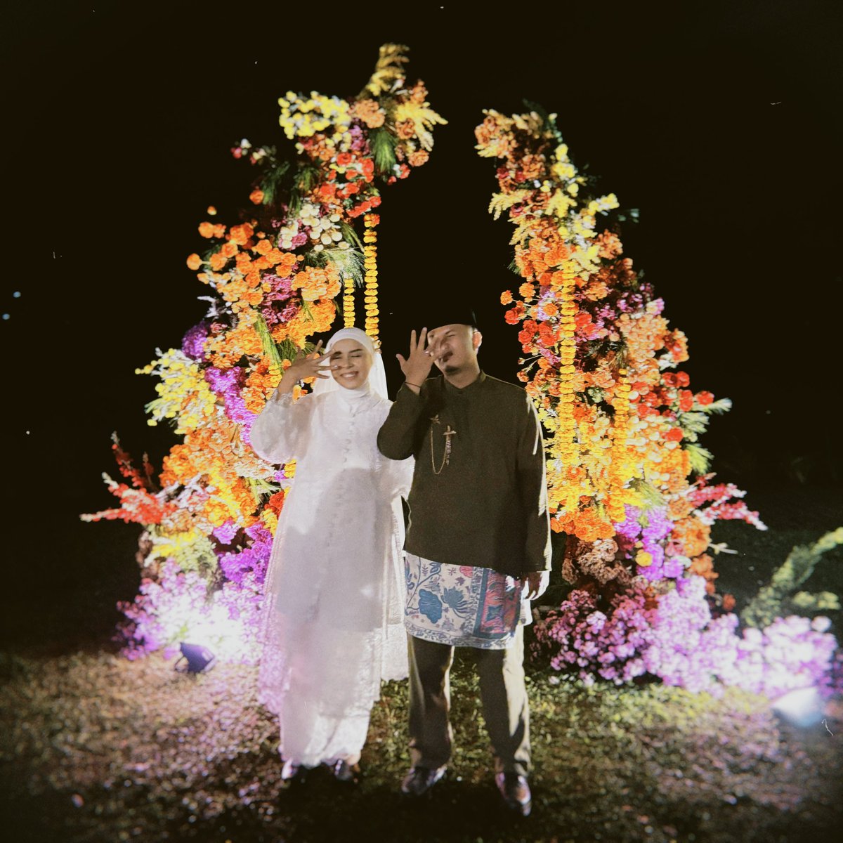 nrlail's tweet photo. alhamdulillah  (｡˃ ᵕ ˂ )(*ᴗ͈ˬᴗ͈) #justmarried https://t.co/TAxmvwuk0N