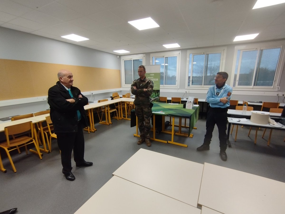 #parcoursavenir | Le forum des métiers du rouillacais permet à 300 collégiens de C Haigneré  de rencontrer des entreprises et des services de l'État pour construire leur projet d'orientation. 🙏 aux élus pour cette belle initiative et à l'équipe pédagogique fortement mobilisée.