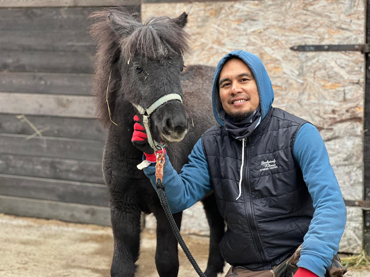Długo wyczekiwana Pchełka już rano była u nas! 🐴

PCHEŁKA U NAS! 🎉

Dziękujemy Wam ogromnie. 💖 Czekamy na weterynarza i kowala. I prosimy o NOWE IMIĘ dla tej małej, dzielnej kucki – na nową drogę życia. Zostawiajcie w komentarzu!
