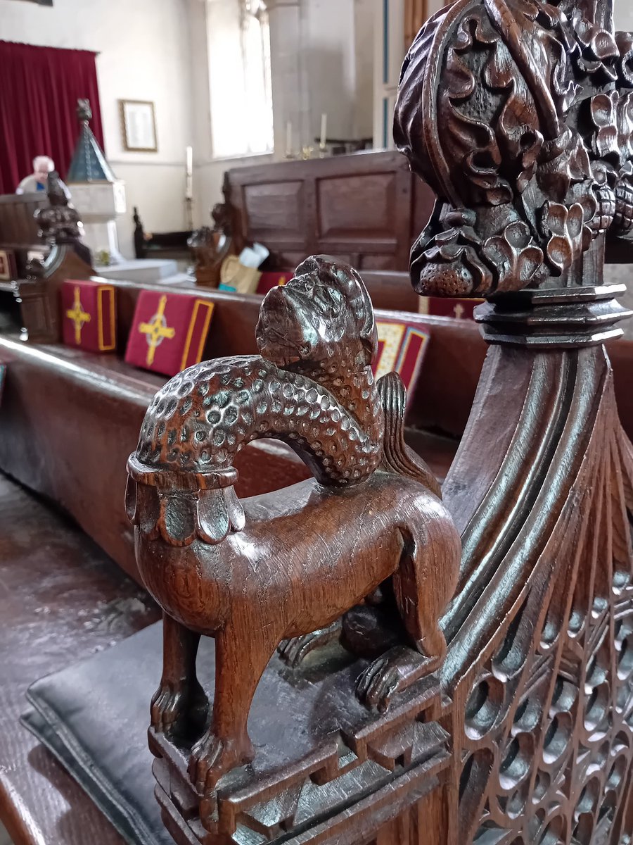 SuffolkHeraldry's tweet photo. Any guesses what this beastie on a bench end at #Dennington is supposes to be? @SuffolkHeraldry https://t.co/x6jCksceZa