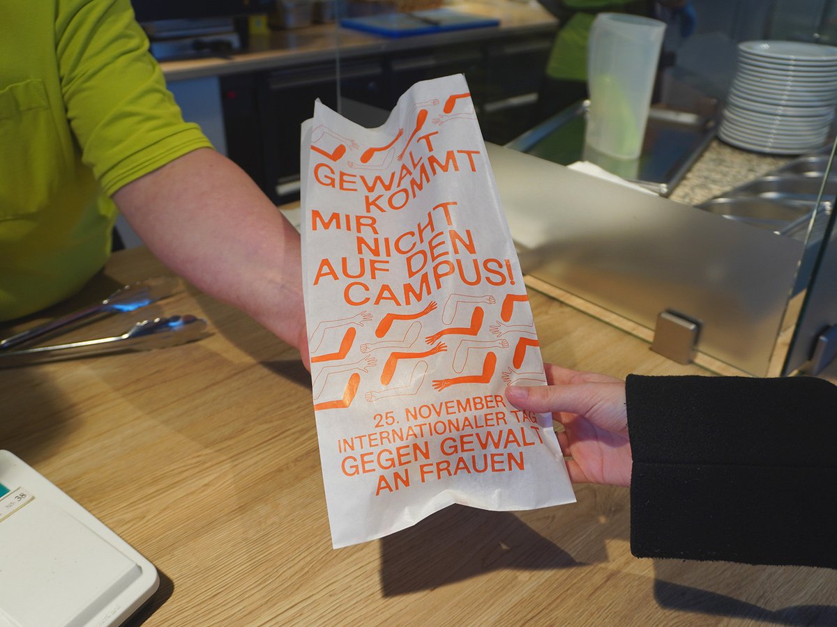 „Gewalt kommt mir nicht auf den Campus!“ – Gemeinsam ein Zeichen setzen

Am 25. November, dem Internationalen Tag gegen Gewalt an Frauen, wird  weltweit darauf aufmerksam gemacht, dass geschlechtsspezifische Gewalt  nach wie vor ein gravierendes Problem ist. Auch wir schließen