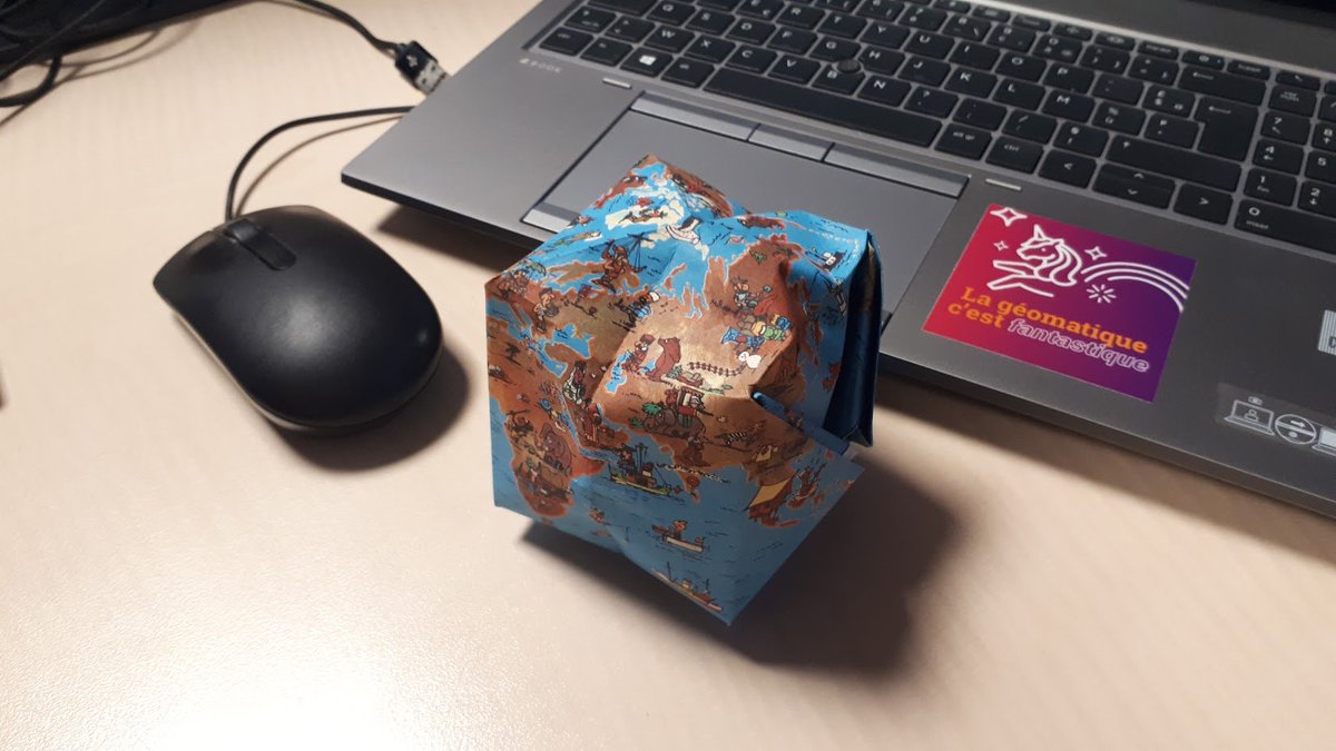 jmviglino's tweet photo. #30DayMapChallenge Day 26: Map projections
La projection de #Lagaffe 🌐 dite de la "mappemonde carré de #Gaston" 🤡 dite de la "bombe à eau" 💦
#DIY absolument inutile ❣️ donc indispensable sur son bureau 🖨️✂️
Source: supplément #Spirou aout 2019 @EditionsDupuis https://t.co/RRRWiN0JJr