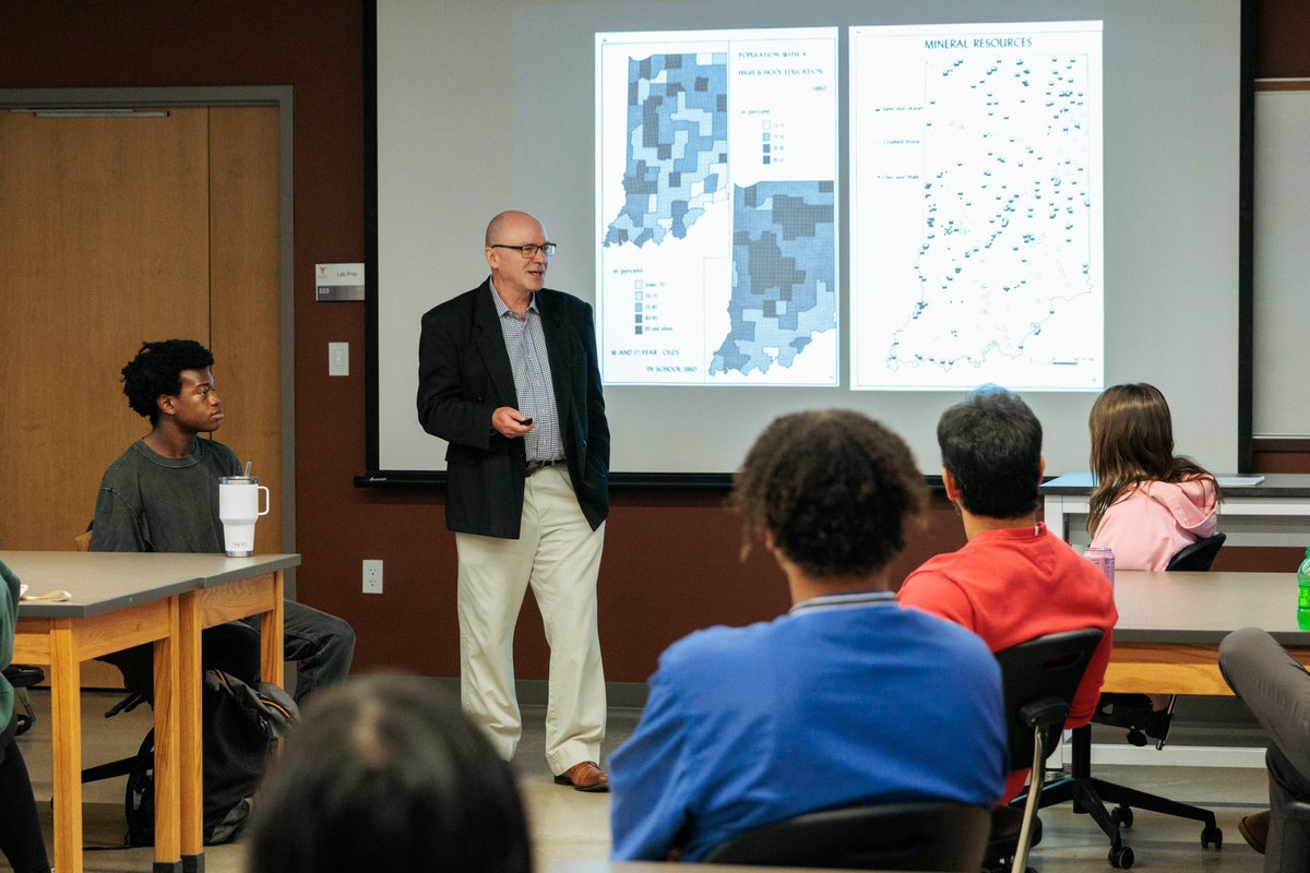 BSUGeography's tweet photo. 11/14- National Weather Service Roadshow, where students interviewed with professional meteorologists 

11/18- Dr. Seemann hosted the Indiana Atlas Launch

11/19- GTU hosted GeoBingo

11/20- Students visitited Indy for GIS Day, where students attended workshops and networked. https://t.co/twNAXFfLGN