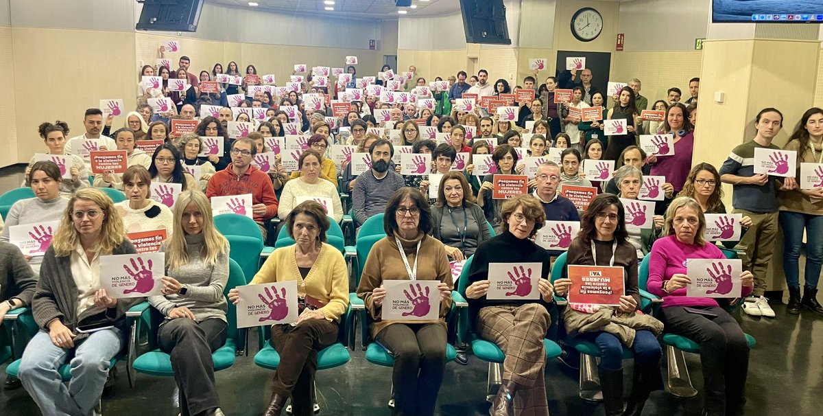 Desde el CBM nos sumamos al recuerdo a las víctimas de violencia contra las mujeres en España este #25N, celebrando un minuto de silencio y leyendo los nombres de todas ellas, incluida la víctima de hoy mismo, de 15 años de edad.
#BastaYa #NiUnaMenos 💜