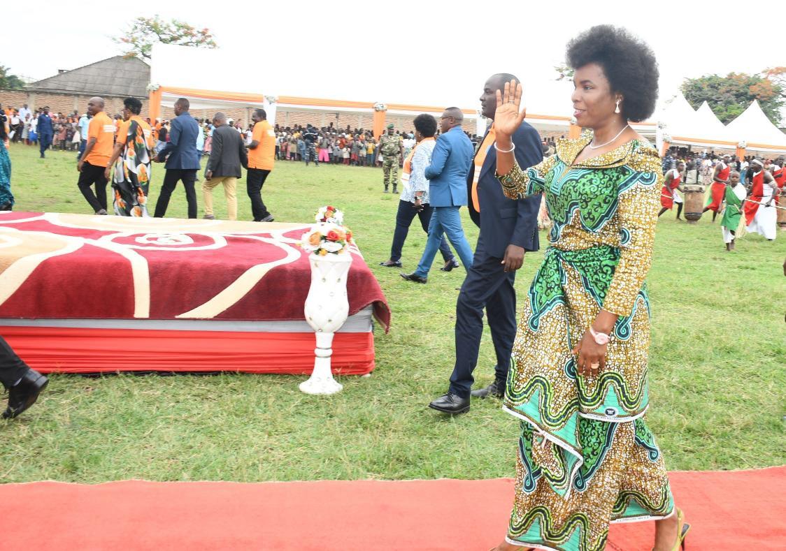 BubanzaCommune2's tweet photo. #Burundi:Bitewe itaka n'Umutambukanyi w'Umukuru w'Igihugu c'Uburundi,@Burundi1stLady, Ubushikiranganji bwa @GenreMinistere,bwatanguje icese,isekeza ry'imisi 16 yahariwe kurwanya amabi akorerwa abakenyezi n'abigeme ,umwaka w'i 2024 muri komine Gihanga y'Intara ya @BubanzaProvince. https://t.co/6p5myzpJKD