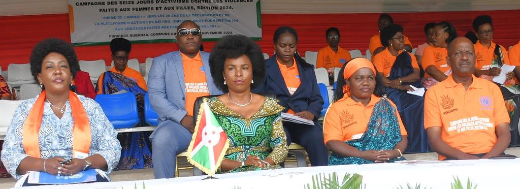 BubanzaCommune2's tweet photo. #Burundi:Bitewe itaka n'Umutambukanyi w'Umukuru w'Igihugu c'Uburundi,@Burundi1stLady, Ubushikiranganji bwa @GenreMinistere,bwatanguje icese,isekeza ry'imisi 16 yahariwe kurwanya amabi akorerwa abakenyezi n'abigeme ,umwaka w'i 2024 muri komine Gihanga y'Intara ya @BubanzaProvince. https://t.co/6p5myzpJKD