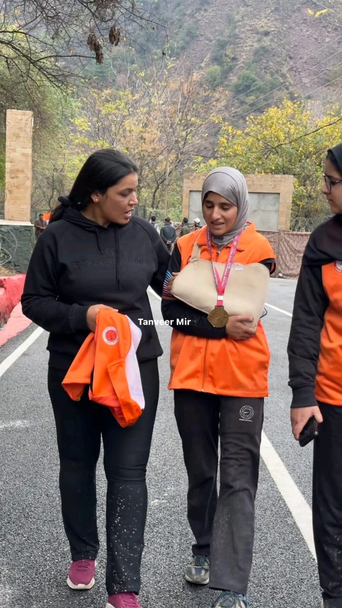 Chetanp17033667's tweet photo. Fell but didn’t falter. 🌟 Injuries can’t stop the spirit of resilience.   #Resilience #NeverGiveUp #JhelumwomencycleRally
#sports
#IndianArmy 
#jammuandkashmirtourism https://t.co/6DeFWFMOvU