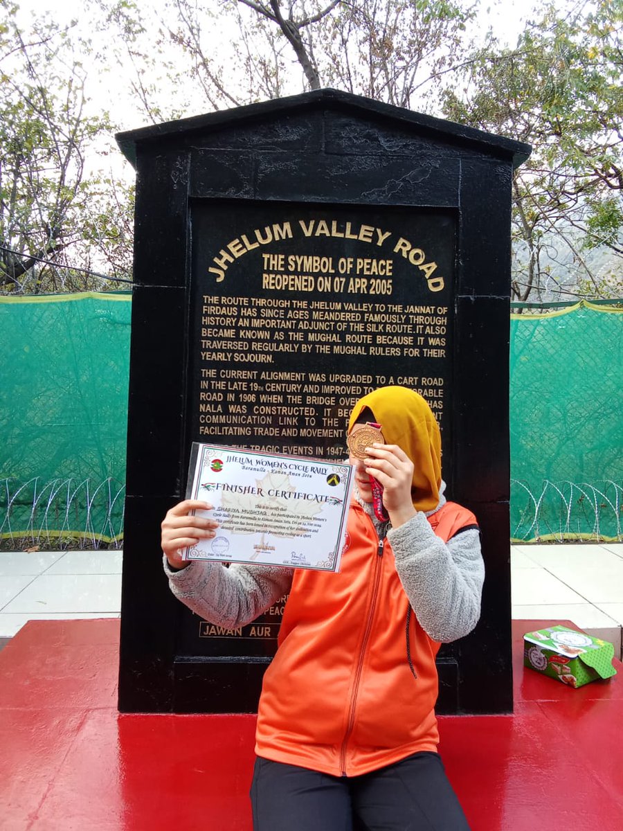 Chetanp17033667's tweet photo. Fell but didn’t falter. 🌟 Injuries can’t stop the spirit of resilience.   #Resilience #NeverGiveUp #JhelumwomencycleRally
#sports
#IndianArmy 
#jammuandkashmirtourism https://t.co/6DeFWFMOvU