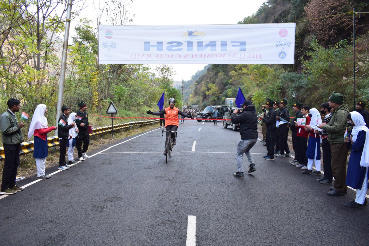 Chetanp17033667's tweet photo. Fell but didn’t falter. 🌟 Injuries can’t stop the spirit of resilience.   #Resilience #NeverGiveUp #JhelumwomencycleRally
#sports
#IndianArmy 
#jammuandkashmirtourism https://t.co/6DeFWFMOvU