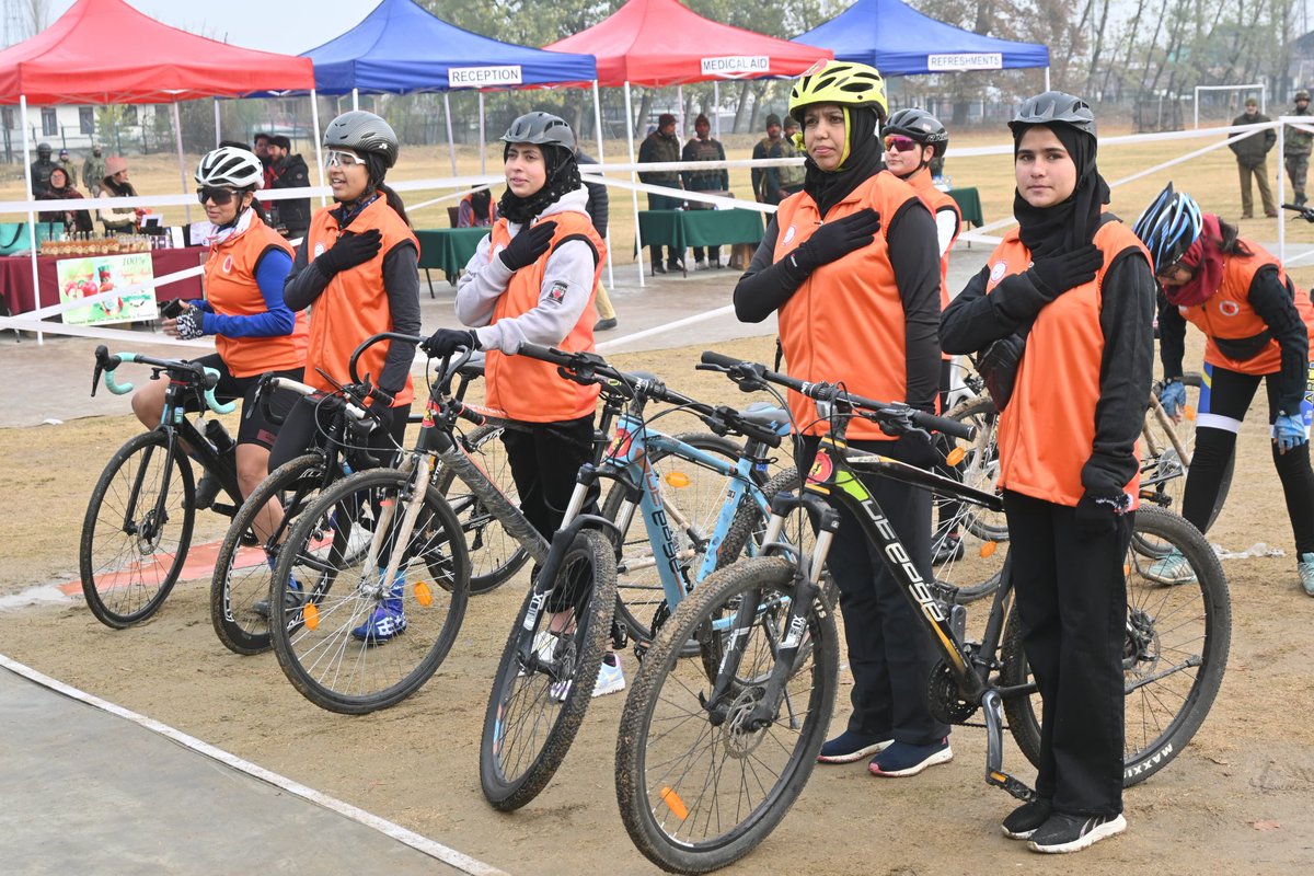 Chetanp17033667's tweet photo. Fell but didn’t falter. 🌟 Injuries can’t stop the spirit of resilience.   #Resilience #NeverGiveUp #JhelumwomencycleRally
#sports
#IndianArmy 
#jammuandkashmirtourism https://t.co/6DeFWFMOvU