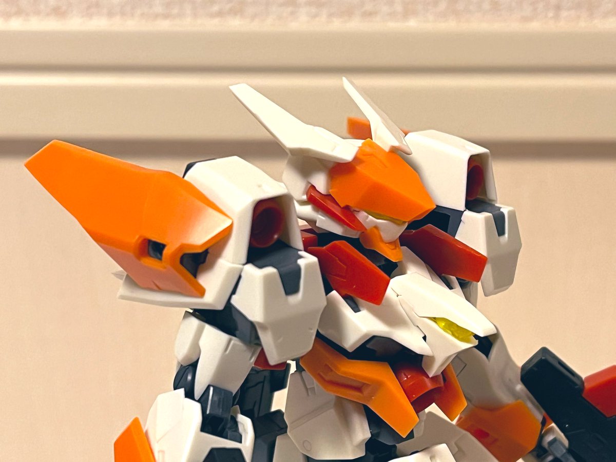 msqPH4I3wfNePwU's tweet image. まずは普通のバーゼラルド
シンプル主人公機フォルム。武装はセグメントライフルニ丁とスラストアーマー。
頭のブレードアンテナが特徴的。FAバーゼのせいかウサ耳に見えるけど、モチーフ的には龍らしい。
#フレームアームズ #FRAMEARMS