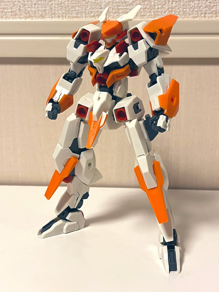 msqPH4I3wfNePwU's tweet image. まずは普通のバーゼラルド
シンプル主人公機フォルム。武装はセグメントライフルニ丁とスラストアーマー。
頭のブレードアンテナが特徴的。FAバーゼのせいかウサ耳に見えるけど、モチーフ的には龍らしい。
#フレームアームズ #FRAMEARMS