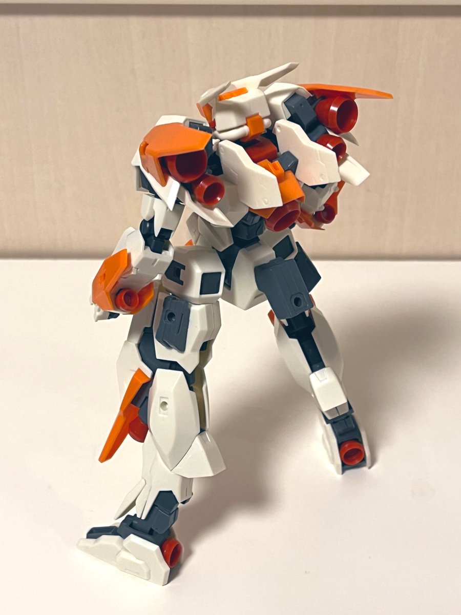msqPH4I3wfNePwU's tweet image. まずは普通のバーゼラルド
シンプル主人公機フォルム。武装はセグメントライフルニ丁とスラストアーマー。
頭のブレードアンテナが特徴的。FAバーゼのせいかウサ耳に見えるけど、モチーフ的には龍らしい。
#フレームアームズ #FRAMEARMS