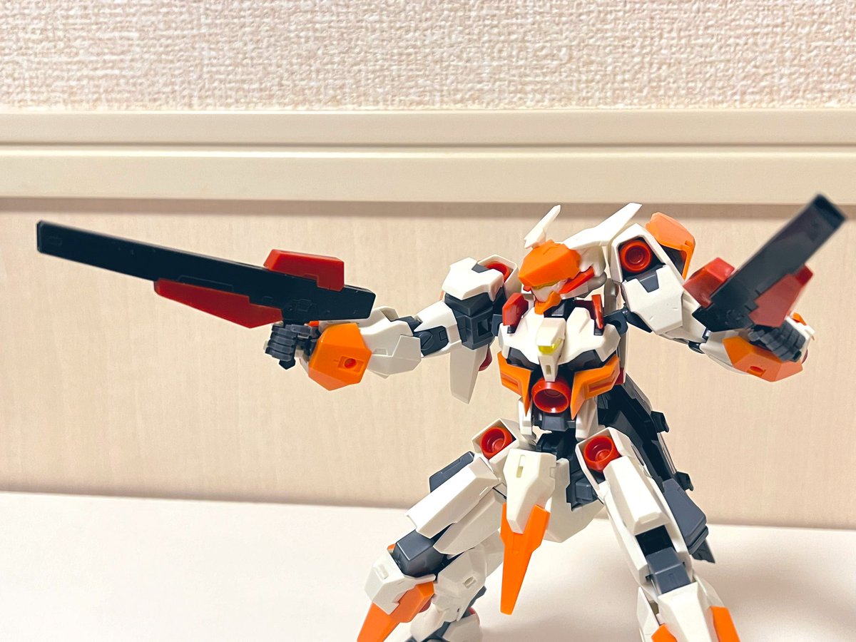 msqPH4I3wfNePwU's tweet image. まずは普通のバーゼラルド
シンプル主人公機フォルム。武装はセグメントライフルニ丁とスラストアーマー。
頭のブレードアンテナが特徴的。FAバーゼのせいかウサ耳に見えるけど、モチーフ的には龍らしい。
#フレームアームズ #FRAMEARMS