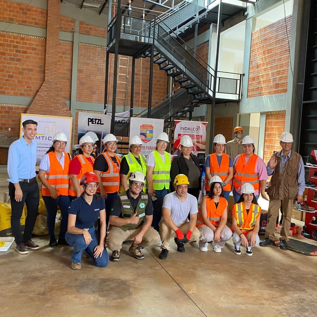 Sinafocal's tweet photo. 📢 ¡Con éxito culminamos el curso de Salud y Seguridad Ocupacional en Alto Paraná! 🏗️💪

📌 Durante 200 horas de formación intensiva, más de 27 estudiantes completaron el curso, obteniendo las habilidades necesarias para acceder al Carnet C del @MTESS_PY. 🪪

↪️ Un logro que abre nuevas puertas en el ámbito laboral.🚪🫴

🎓 Agradecemos a todas las instituciones que hicieron posible esta experiencia:

🔹@AltoParanaGober a través del gobernador @cesartorrespy, por el respaldo fundamental para este proyecto.

🔹@indalco_py por proporcionar equipos de seguridad esenciales para las prácticas.

🔹El Cuerpo de Bomberos Voluntarios del Paraguay, sede CDE, por su invaluable colaboración en las clases de primeros auxilios, prevención y combate de incendios. 🔥👨‍🚒

🏛️ El Arq. Francisco Cabrera, Director de la Dirección de Gestión de Proyectos de SSO y Familia Profesional de la Construcción del SINAFOCAL, destacó que este curso refleja el compromiso de las instituciones públicas y privadas por formar profesionales capacitados para contribuir al desarrollo del país. 🇵🇾

💡¡Seguimos avanzando con más oportunidades de capacitación y progreso! 🙌