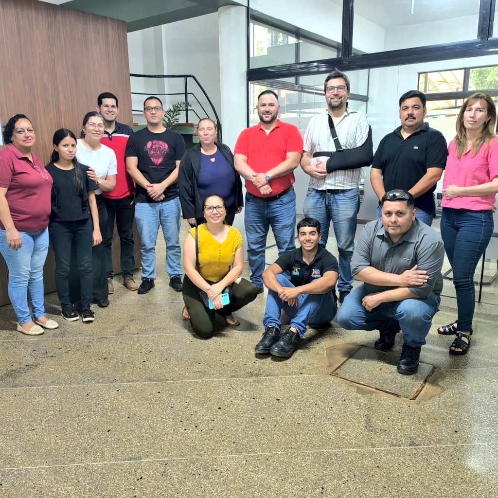 Sinafocal's tweet photo. 📢 ¡Con éxito culminamos el curso de Salud y Seguridad Ocupacional en Alto Paraná! 🏗️💪

📌 Durante 200 horas de formación intensiva, más de 27 estudiantes completaron el curso, obteniendo las habilidades necesarias para acceder al Carnet C del @MTESS_PY. 🪪

↪️ Un logro que abre nuevas puertas en el ámbito laboral.🚪🫴

🎓 Agradecemos a todas las instituciones que hicieron posible esta experiencia:

🔹@AltoParanaGober a través del gobernador @cesartorrespy, por el respaldo fundamental para este proyecto.

🔹@indalco_py por proporcionar equipos de seguridad esenciales para las prácticas.

🔹El Cuerpo de Bomberos Voluntarios del Paraguay, sede CDE, por su invaluable colaboración en las clases de primeros auxilios, prevención y combate de incendios. 🔥👨‍🚒

🏛️ El Arq. Francisco Cabrera, Director de la Dirección de Gestión de Proyectos de SSO y Familia Profesional de la Construcción del SINAFOCAL, destacó que este curso refleja el compromiso de las instituciones públicas y privadas por formar profesionales capacitados para contribuir al desarrollo del país. 🇵🇾

💡¡Seguimos avanzando con más oportunidades de capacitación y progreso! 🙌