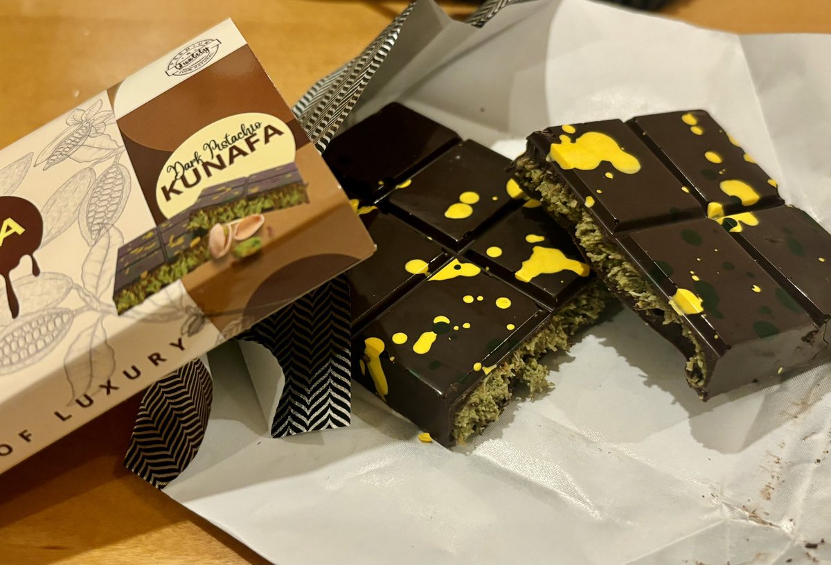 rirox_sound's tweet photo. 日本でも最近流行ってるドバイチョコ🍫
ほぼ隣の街だしもしかしてスーパーにあるかも？と散歩してたら見つけた✌️

サクサクで美味しいね。 https://t.co/Auxp4ShSrs