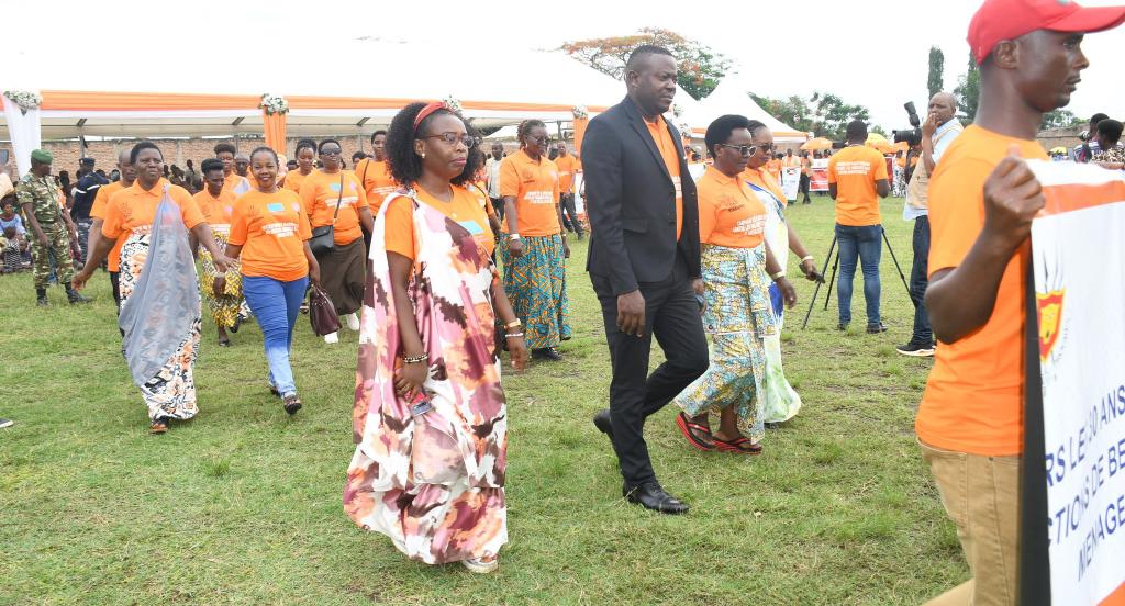 BubanzaCommune2's tweet photo. #Burundi:Bitewe itaka n'Umutambukanyi w'Umukuru w'Igihugu c'Uburundi,@Burundi1stLady, Ubushikiranganji bwa @GenreMinistere,bwatanguje icese,isekeza ry'imisi 16 yahariwe kurwanya amabi akorerwa abakenyezi n'abigeme ,umwaka w'i 2024 muri komine Gihanga y'Intara ya @BubanzaProvince. https://t.co/6p5myzpJKD