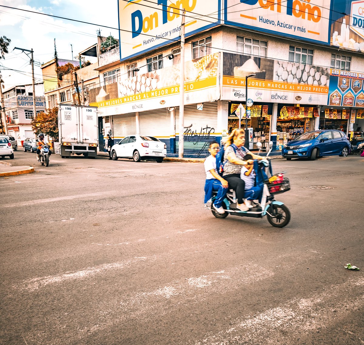 Ar7ois's tweet photo. La electromovilidad de la que poco se habla"⚡🚲

En las periferias de nuestras ciudades, algo está cambiando: nuevos vehículos eléctricos económicos comienzan a dominar las calles 🛵. Parecen la solución perfecta para quienes buscan rapidez y accesibilidad, capaces de transportar personas o mercancías con facilidad 📦👩🏽‍🦱‍🧒🏽. Pero detrás de esta promesa de movilidad hay un tema del que pocos se atreven a hablar 🤔.

Estos vehículos, que superan los 25 km/h 🚀, circulan al margen del reglamento de tránsito 📜, aprovechando un vacío que nadie parece dispuesto a llenar. Se presentan como una alternativa ideal, pero sin regulaciones claras, su expansión desenfrenada plantea preguntas importantes: ¿Son seguros? 🛑 ¿Cómo impactan al entorno vial? 🚸 ¿Y qué papel están jugando las autoridades en este fenómeno? 🏢.

Mientras estas preguntas quedan en el aire, cada día llegan a más zonas 🗺️, sin un rumbo claro que garantice seguridad o equilibrio ⚖️. Tal vez sea momento de mirar más allá de la velocidad y preguntarnos: ¿Hacia dónde realmente nos estamos moviendo con esta nueva forma de movilidad? 🛤️