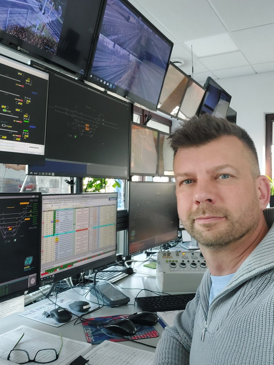 Dziś na nastawni, a jutro w galowym mundurze ;)
Dzień kolejarza. 
Koleżankom i Kolegom po tym fachu - wszystkiego dobrego!