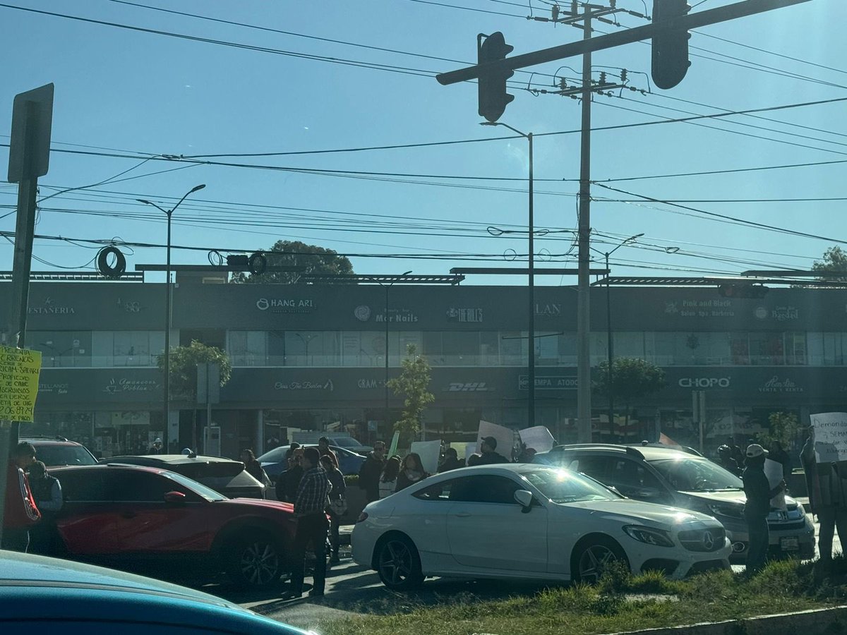 LaPaginaNegraMX's tweet photo. #ReporteVIAL 🚧 ¡Precaución! Hay cierre de carriles sobre Valsequillo a la altura de Plaza Pradea por manifestación. 

📸 @Dania_conD https://t.co/eUySAT512u